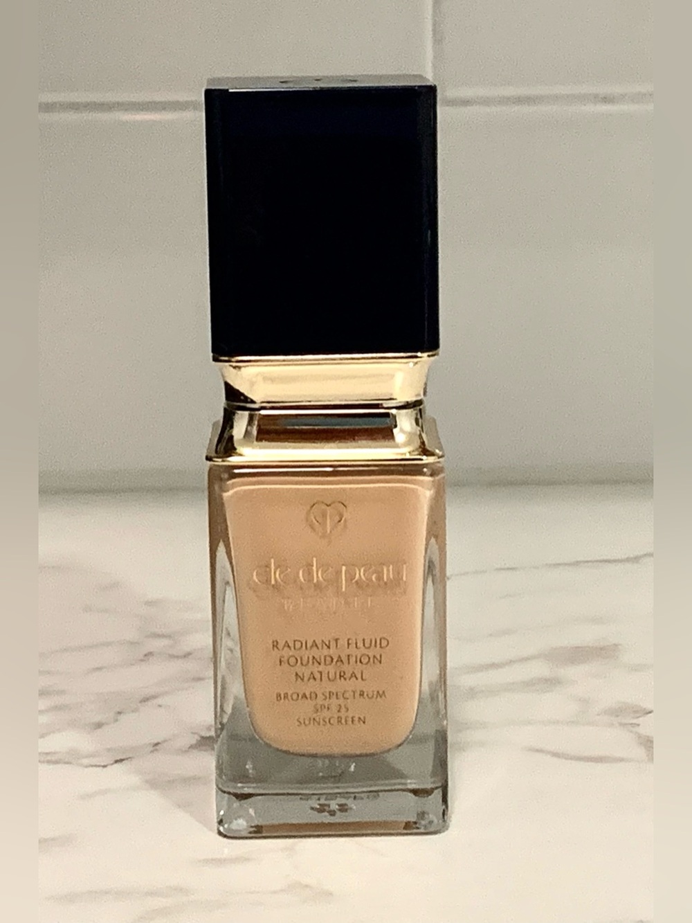 Cle de peau Radiant Fluid Foundation O30 no box